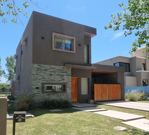 Retasado. Venta EXCELENTE casa barrio Country Los Pasos del Jockey 3 dormitorios. 1 dorm. en planta baja con baño en suite