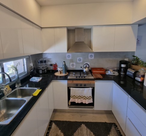 Retasado. Venta EXCELENTE casa barrio Country Los Pasos del Jockey 3 dormitorios. 1 dorm. en planta baja con baño en suite