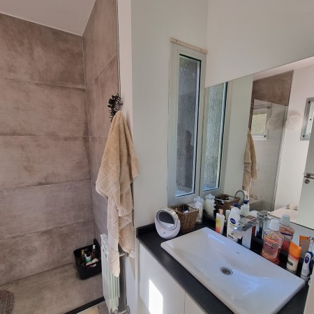 Retasado. Venta EXCELENTE casa barrio Country Los Pasos del Jockey 3 dormitorios. 1 dorm. en planta baja con baño en suite