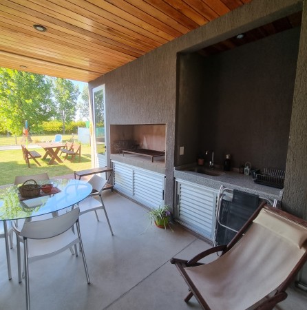 Retasado. Venta EXCELENTE casa barrio Country Los Pasos del Jockey 3 dormitorios. 1 dorm. en planta baja con baño en suite