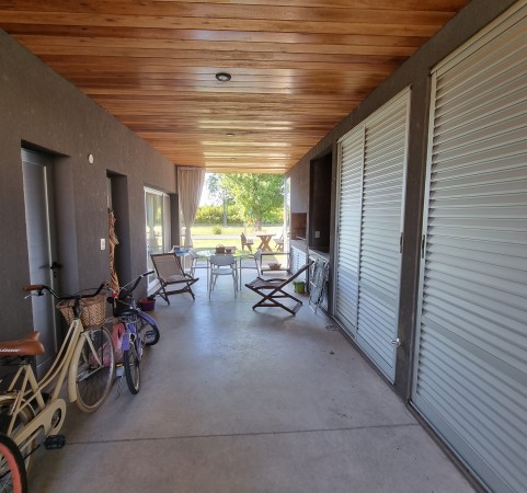 Retasado. Venta EXCELENTE casa barrio Country Los Pasos del Jockey 3 dormitorios. 1 dorm. en planta baja con baño en suite