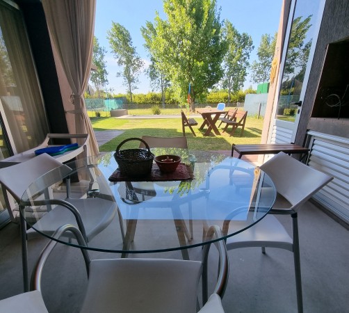 Retasado. Venta EXCELENTE casa barrio Country Los Pasos del Jockey 3 dormitorios. 1 dorm. en planta baja con baño en suite