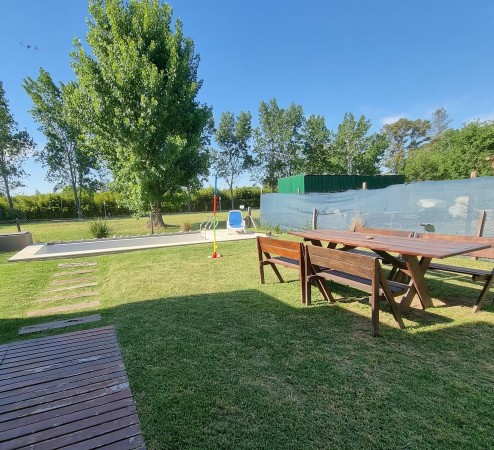 Retasado. Venta EXCELENTE casa barrio Country Los Pasos del Jockey 3 dormitorios. 1 dorm. en planta baja con baño en suite