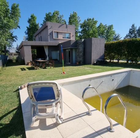 Retasado. Venta EXCELENTE casa barrio Country Los Pasos del Jockey 3 dormitorios. 1 dorm. en planta baja con baño en suite