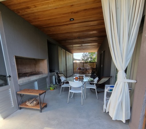 Retasado. Venta EXCELENTE casa barrio Country Los Pasos del Jockey 3 dormitorios. 1 dorm. en planta baja con baño en suite