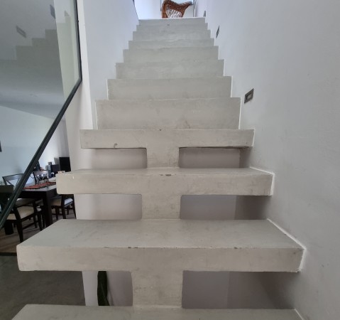 Retasado. Venta EXCELENTE casa barrio Country Los Pasos del Jockey 3 dormitorios. 1 dorm. en planta baja con baño en suite