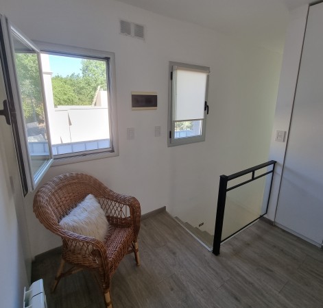 Retasado. Venta EXCELENTE casa barrio Country Los Pasos del Jockey 3 dormitorios. 1 dorm. en planta baja con baño en suite