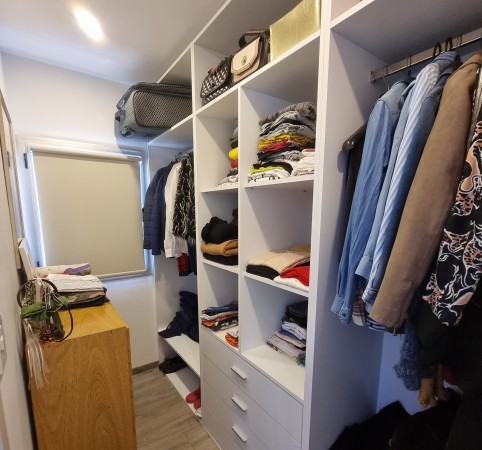 Retasado. Venta EXCELENTE casa barrio Country Los Pasos del Jockey 3 dormitorios. 1 dorm. en planta baja con baño en suite