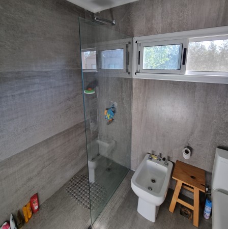 Retasado. Venta EXCELENTE casa barrio Country Los Pasos del Jockey 3 dormitorios. 1 dorm. en planta baja con baño en suite