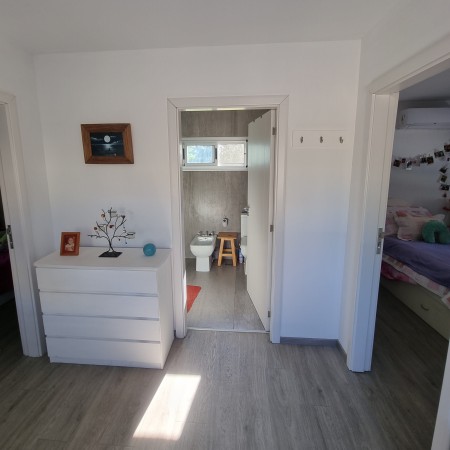 Retasado. Venta EXCELENTE casa barrio Country Los Pasos del Jockey 3 dormitorios. 1 dorm. en planta baja con baño en suite