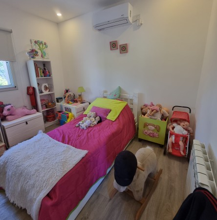 Retasado. Venta EXCELENTE casa barrio Country Los Pasos del Jockey 3 dormitorios. 1 dorm. en planta baja con baño en suite