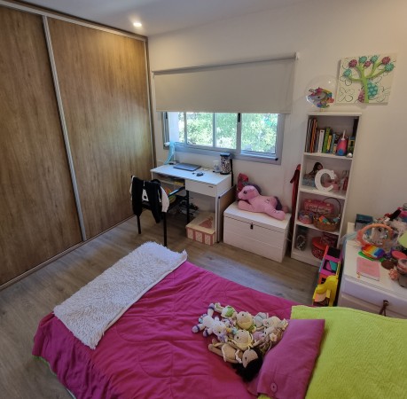 Retasado. Venta EXCELENTE casa barrio Country Los Pasos del Jockey 3 dormitorios. 1 dorm. en planta baja con baño en suite