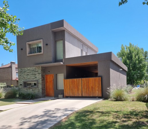 Retasado. Venta EXCELENTE casa barrio Country Los Pasos del Jockey 3 dormitorios. 1 dorm. en planta baja con baño en suite