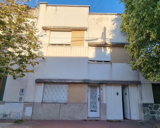 CASA 3 DORMITORIOS EN BARRIO SARMIENTO CON GARAGE Y PATIO