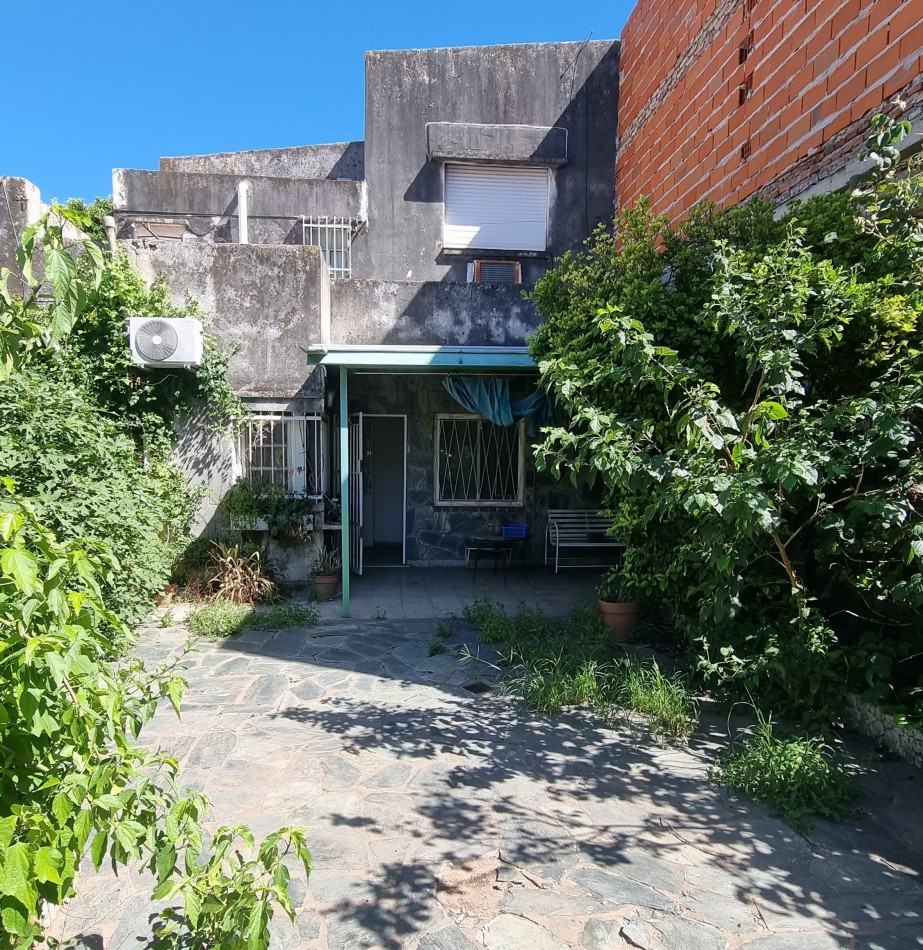 CASA 3 DORMITORIOS EN BARRIO SARMIENTO CON GARAGE Y PATIO