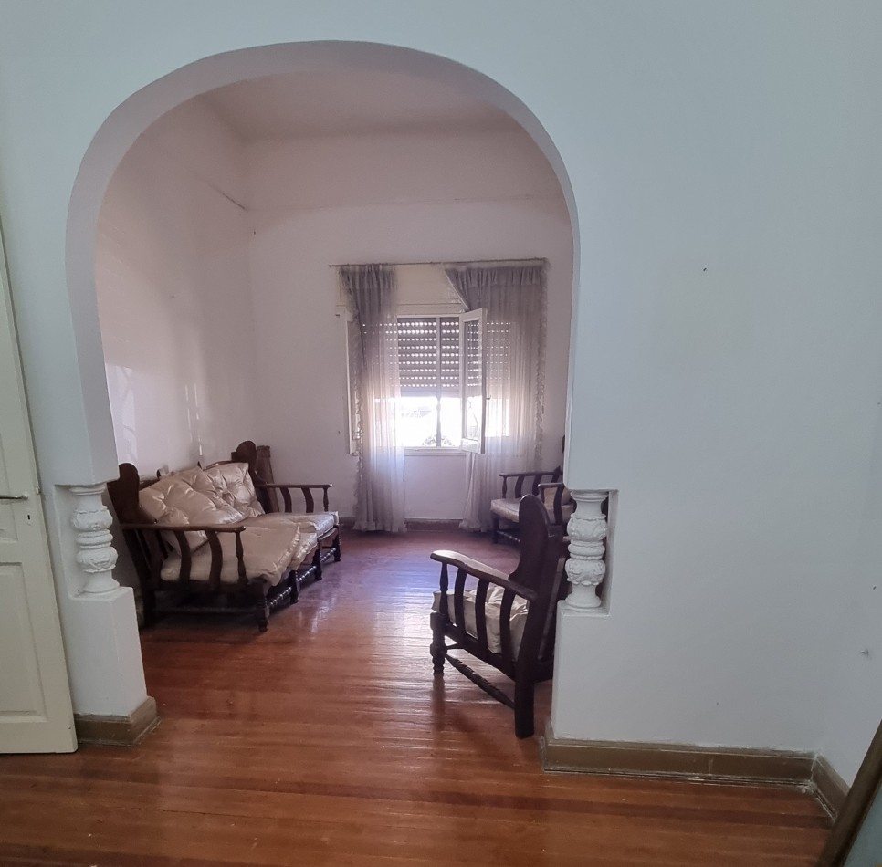 CASA 3 DORMITORIOS EN BARRIO SARMIENTO CON GARAGE Y PATIO