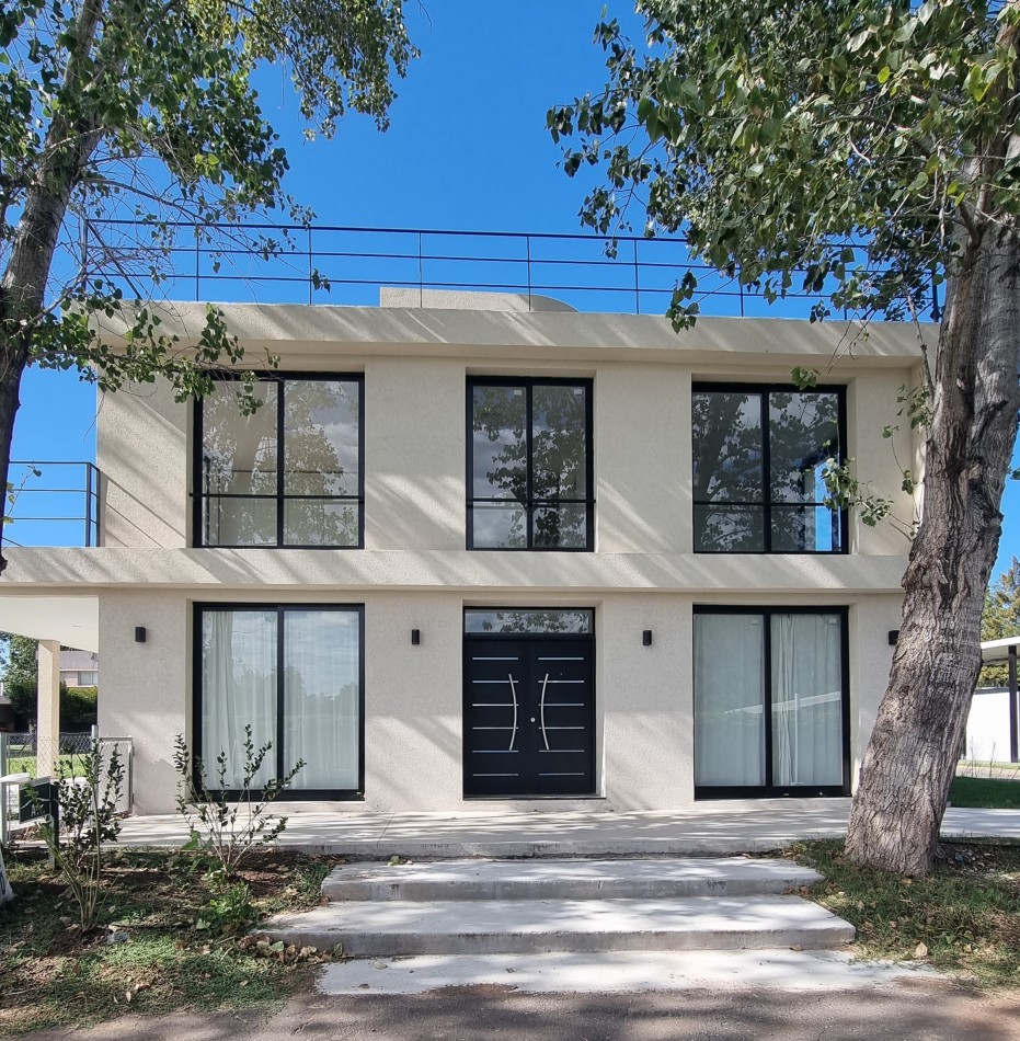 VENTA CASA DE 237m2 EN COUNTRY CERRADO LOS PASOS DEL JOCKEY DE 4 DORMITORIOS