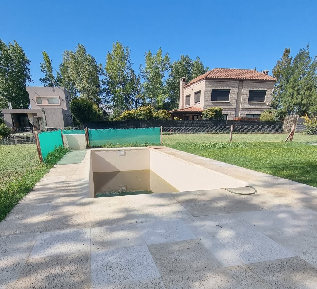 VENTA CASA DE 237m2 EN COUNTRY CERRADO LOS PASOS DEL JOCKEY DE 4 DORMITORIOS