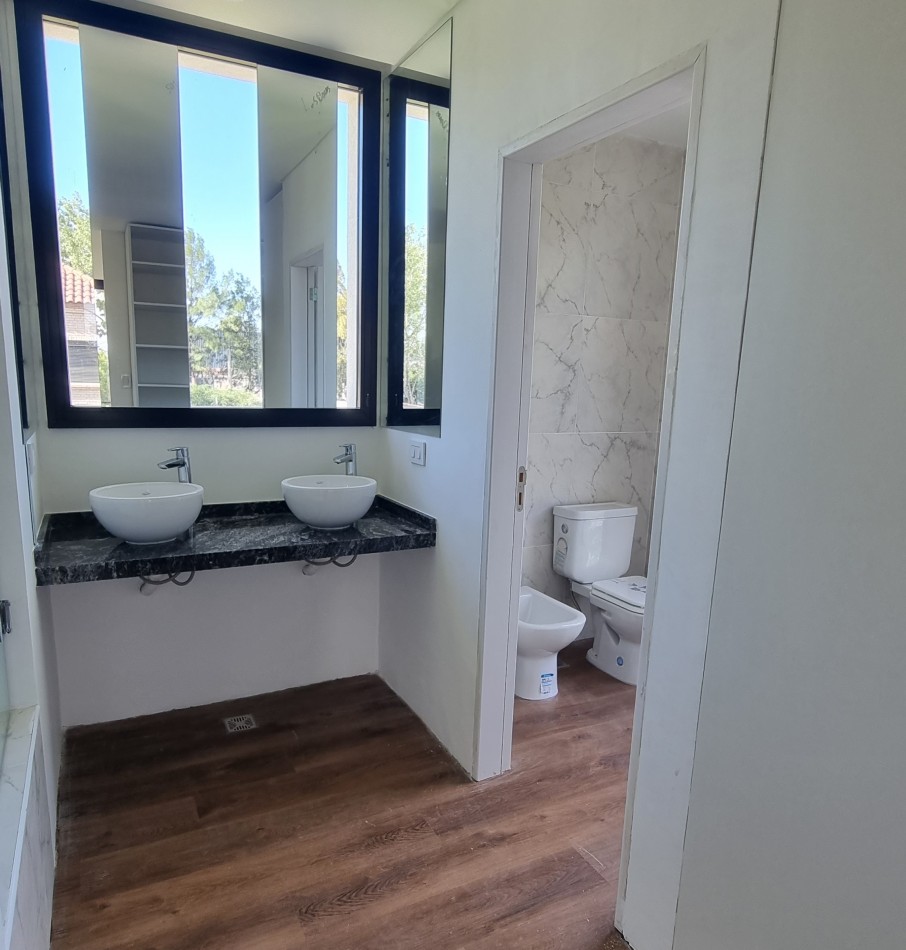 VENTA CASA DE 237m2 EN COUNTRY CERRADO LOS PASOS DEL JOCKEY DE 4 DORMITORIOS