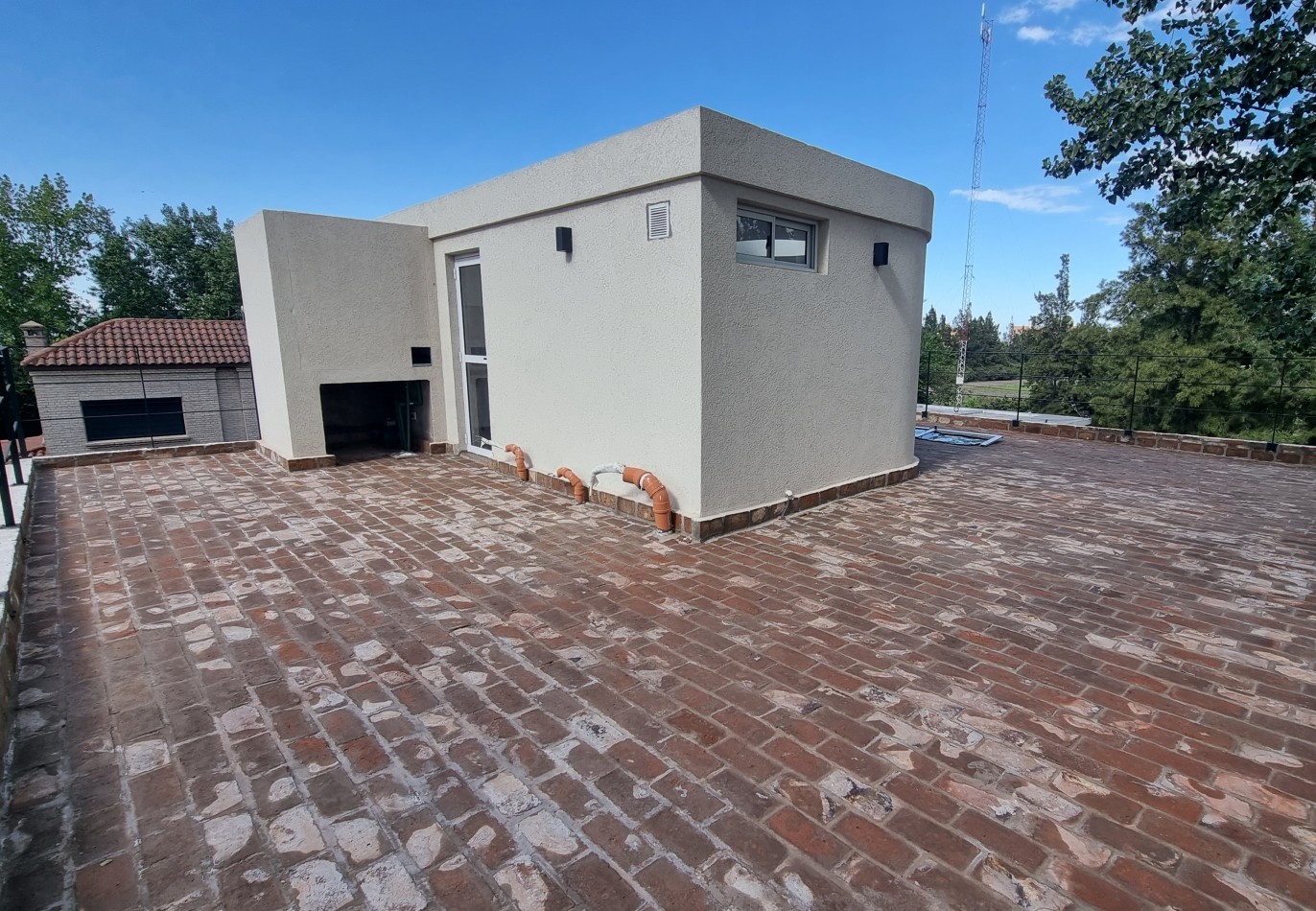 VENTA CASA DE 237m2 EN COUNTRY CERRADO LOS PASOS DEL JOCKEY DE 4 DORMITORIOS