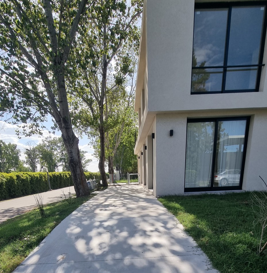 VENTA CASA DE 237m2 EN COUNTRY CERRADO LOS PASOS DEL JOCKEY DE 4 DORMITORIOS