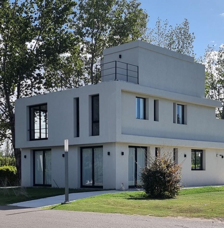 VENTA CASA DE 237m2 EN COUNTRY CERRADO LOS PASOS DEL JOCKEY DE 4 DORMITORIOS