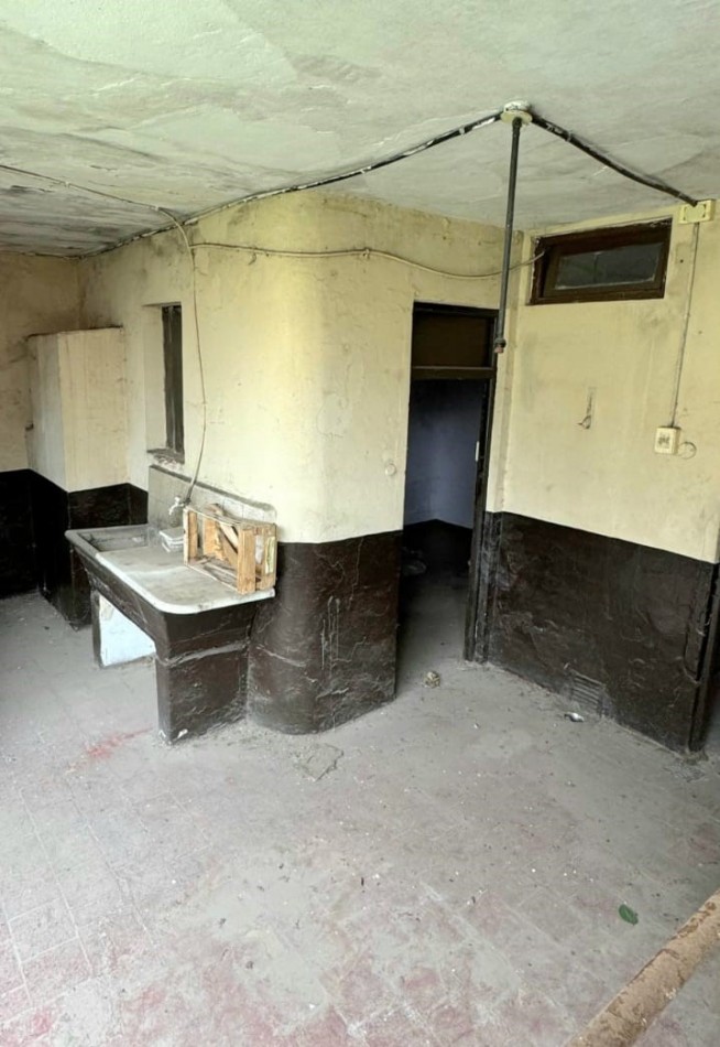 RETASADA !!!!!!  IMPORTANTE CASA LAPRIDA al 800 PLANTA BAJA Y PLANTA ALTA A RECICLAR 