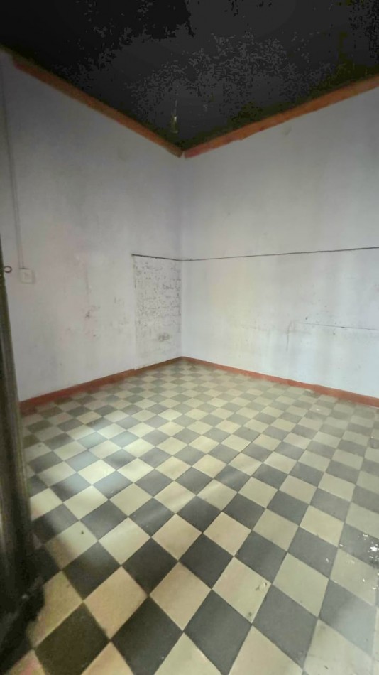 RETASADA !!!!!!  IMPORTANTE CASA LAPRIDA al 800 PLANTA BAJA Y PLANTA ALTA A RECICLAR 