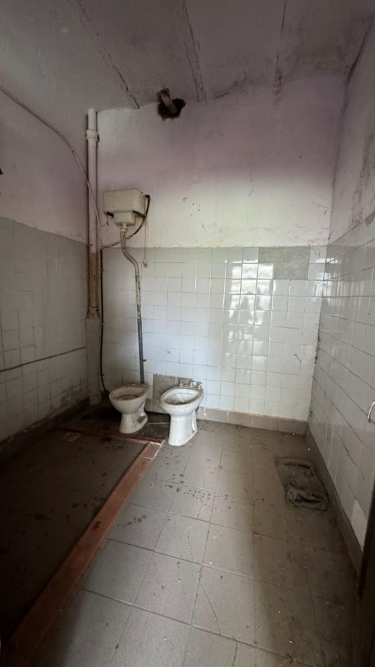 RETASADA !!!!!!  IMPORTANTE CASA LAPRIDA al 800 PLANTA BAJA Y PLANTA ALTA A RECICLAR 