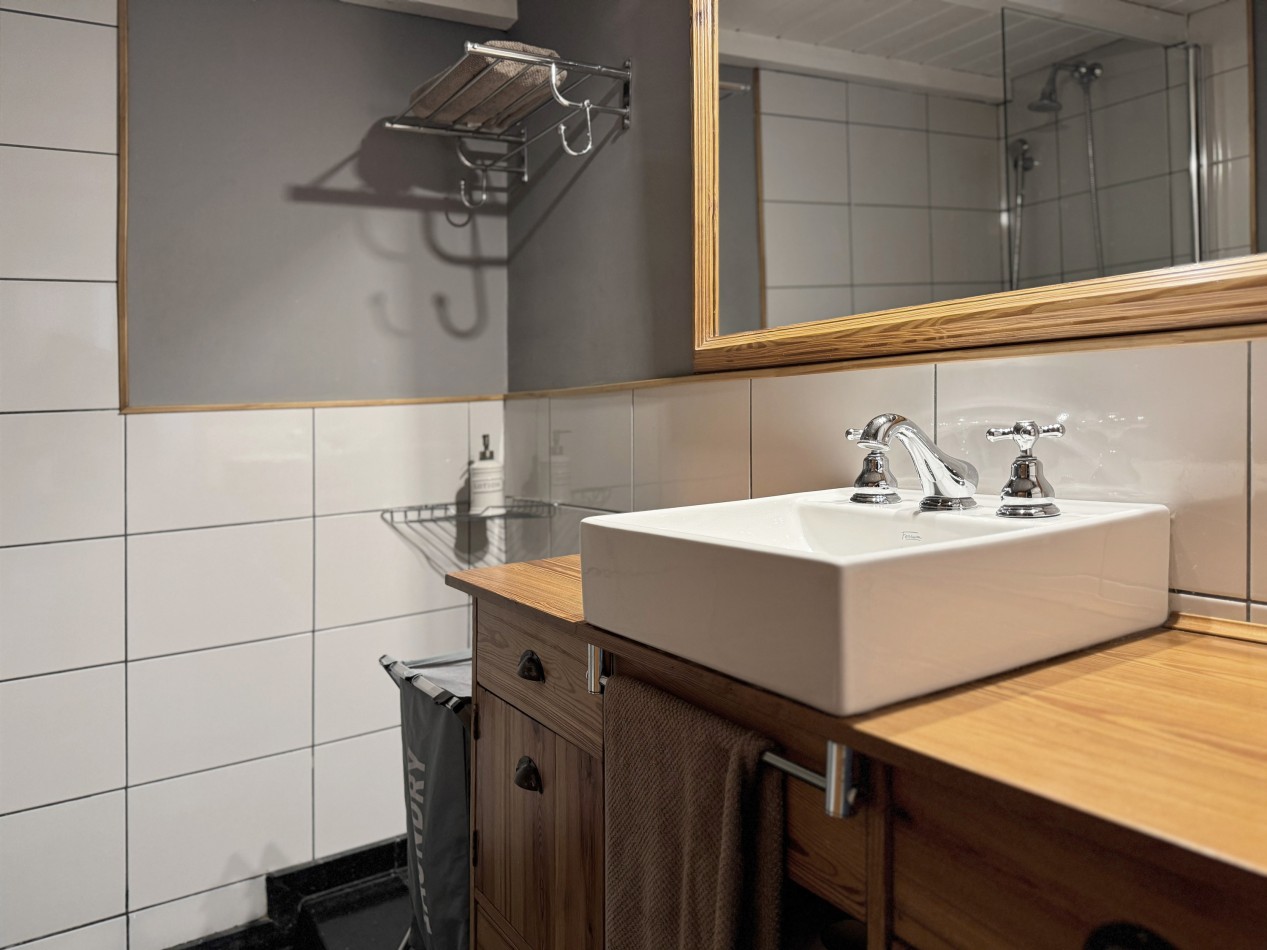 RETASADO  VENTA PASILLO 2 DORMITORIOS IMPECABLE EN REFINERIA 79 m2 exclusivos mas patio con parrillero.