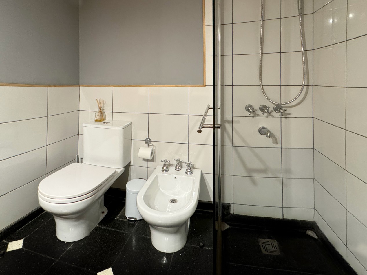 RETASADO  VENTA PASILLO 2 DORMITORIOS IMPECABLE EN REFINERIA 79 m2 exclusivos mas patio con parrillero.