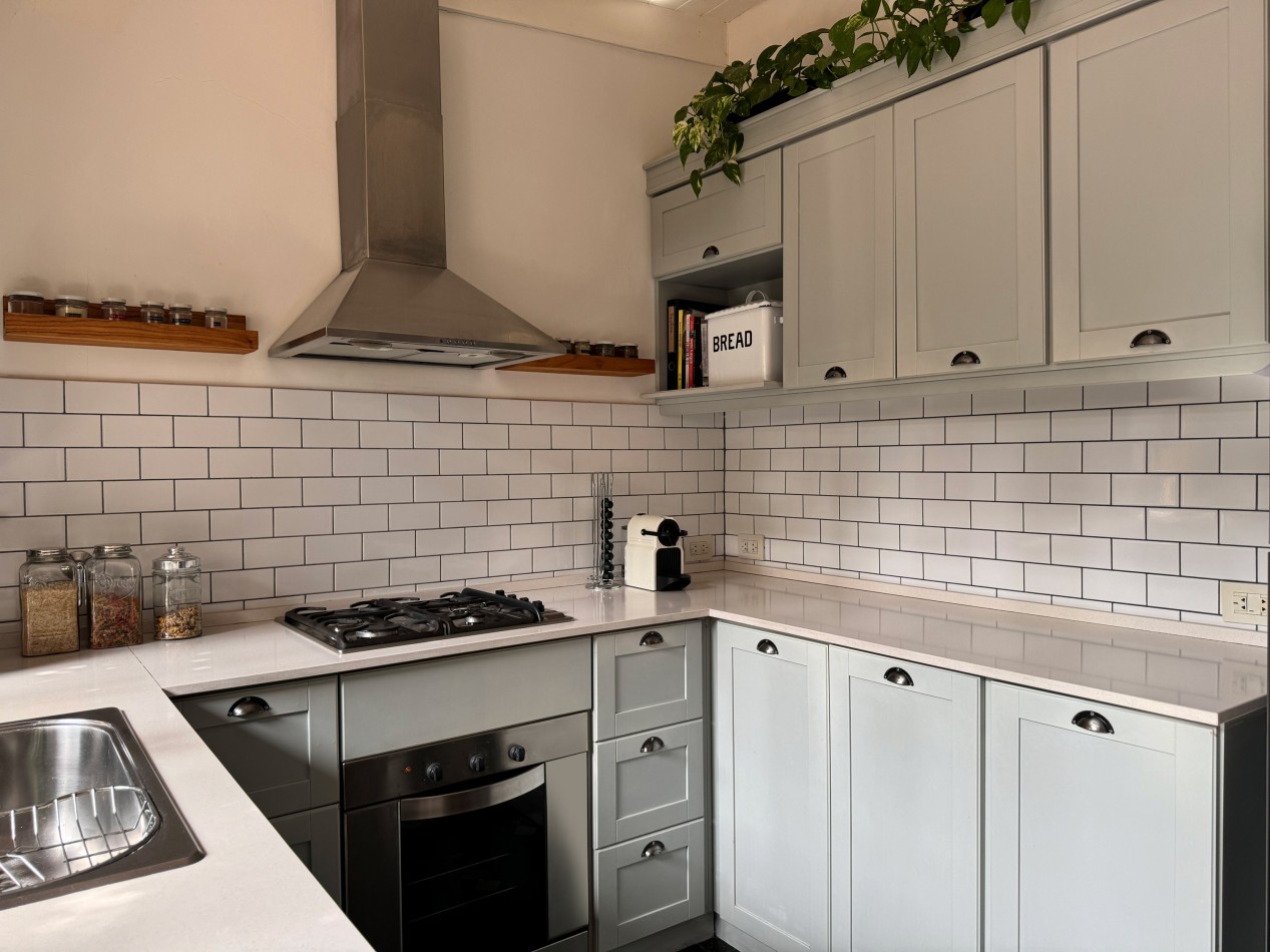 RETASADO  VENTA PASILLO 2 DORMITORIOS IMPECABLE EN REFINERIA 79 m2 exclusivos mas patio con parrillero.