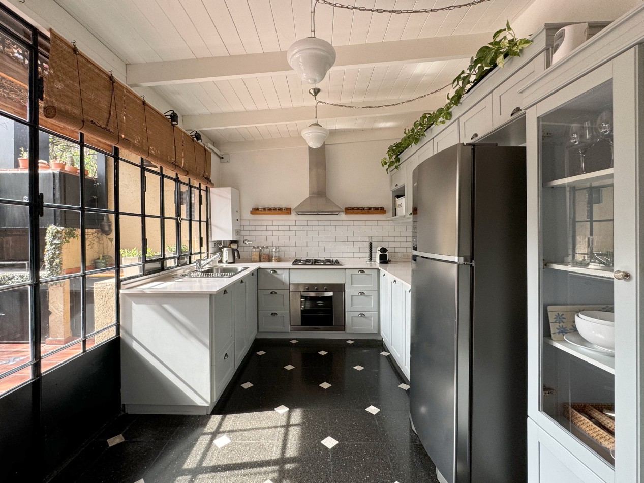 RETASADO  VENTA PASILLO 2 DORMITORIOS IMPECABLE EN REFINERIA 79 m2 exclusivos mas patio con parrillero.