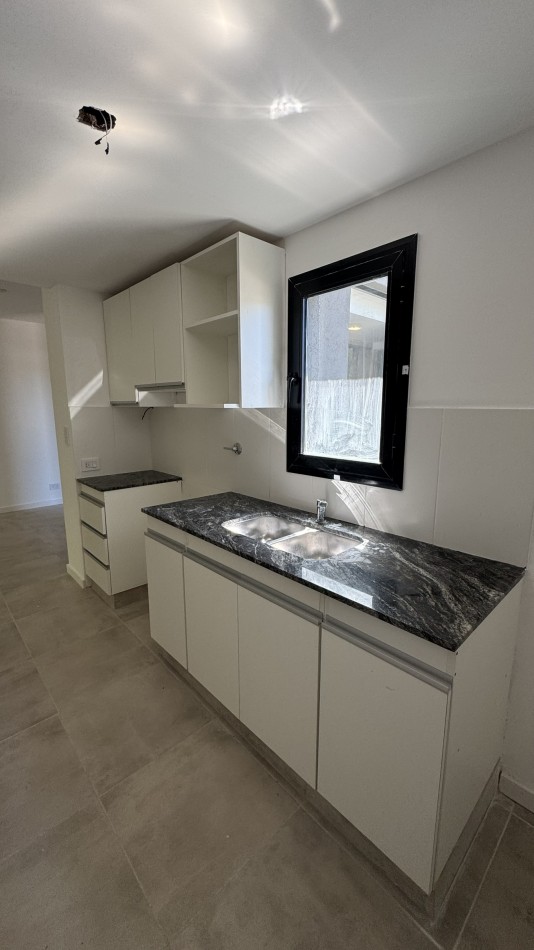 Departamento 2 dormitorios, piso 3 al frente con balcon y COCHERA opcional en Refineria. Con terraza exclusiva de 50m2 US$ 134.000