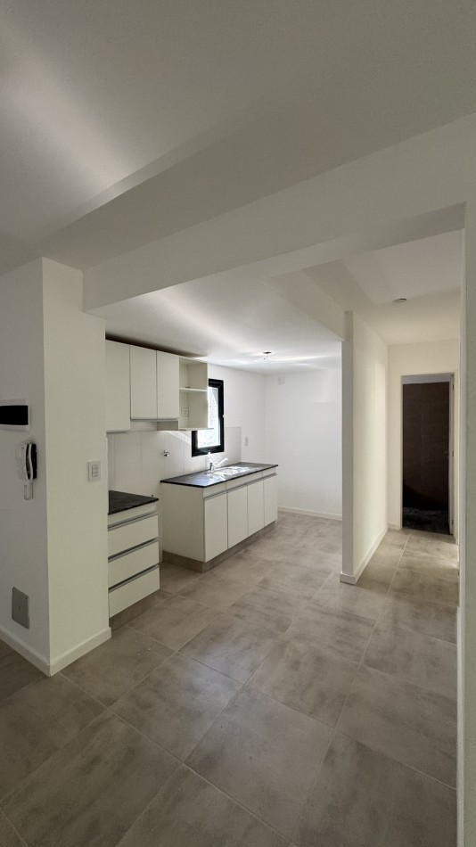 Departamento 2 dormitorios, piso 3 al frente con balcon y COCHERA opcional en Refineria. Con terraza exclusiva de 50m2 US$ 134.000