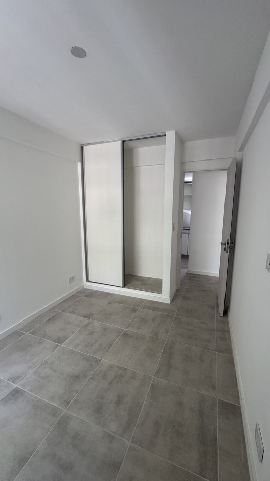 Departamento 2 dormitorios, piso 3 al frente con balcon y COCHERA opcional en Refineria. Con terraza exclusiva de 50m2 US$ 134.000