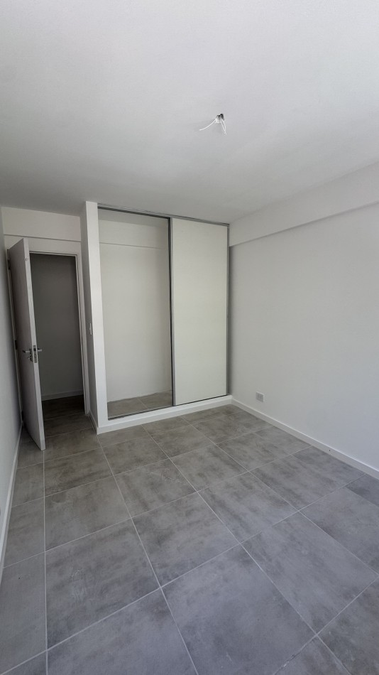 Departamento 2 dormitorios, piso 3 al frente con balcon y COCHERA opcional en Refineria. Con terraza exclusiva de 50m2 US$ 134.000