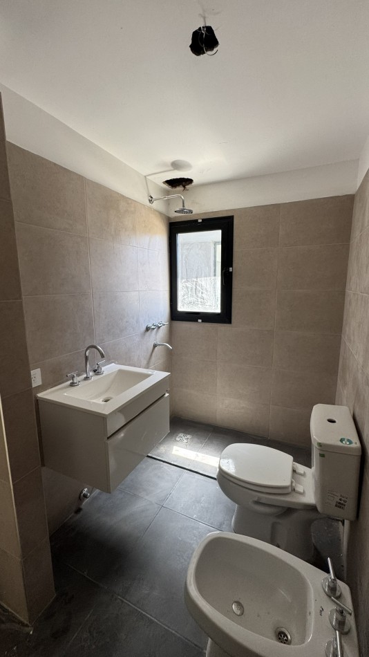 Departamento 2 dormitorios, piso 3 al frente con balcon y COCHERA opcional en Refineria. Con terraza exclusiva de 50m2 US$ 134.000