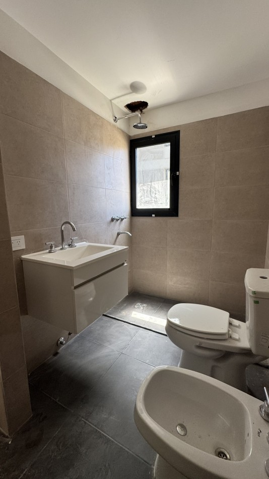 Departamento 2 dormitorios, piso 3 al frente con balcon y COCHERA opcional en Refineria. Con terraza exclusiva de 50m2 US$ 134.000