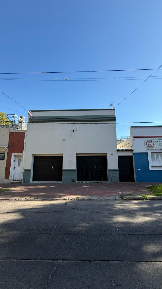 RETASADA 2 CASAS MUY AMPLIAS DE 2 DORMITORIOS CON COCHERAS Y PATIO EN NANSEN 686 