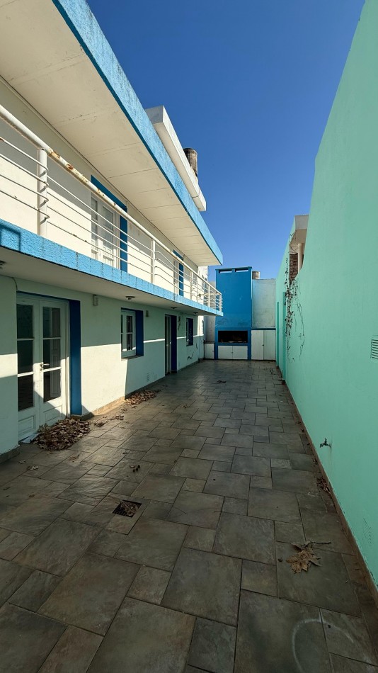 RETASADA 2 CASAS MUY AMPLIAS DE 2 DORMITORIOS CON COCHERAS Y PATIO EN NANSEN 686 