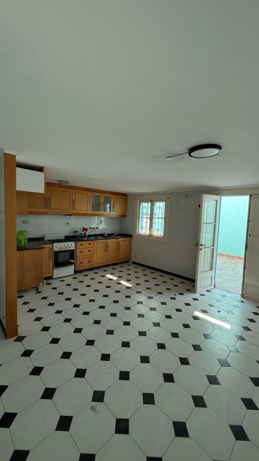 RETASADA 2 CASAS MUY AMPLIAS DE 2 DORMITORIOS CON COCHERAS Y PATIO EN NANSEN 686 