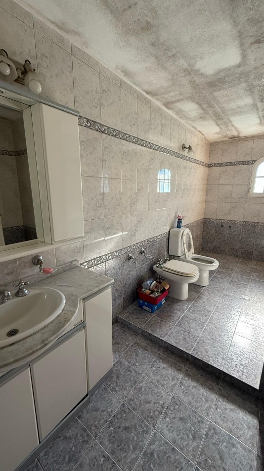 RETASADA 2 CASAS MUY AMPLIAS DE 2 DORMITORIOS CON COCHERAS Y PATIO EN NANSEN 686 