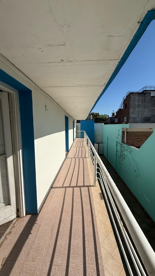 RETASADA 2 CASAS MUY AMPLIAS DE 2 DORMITORIOS CON COCHERAS Y PATIO EN NANSEN 686 