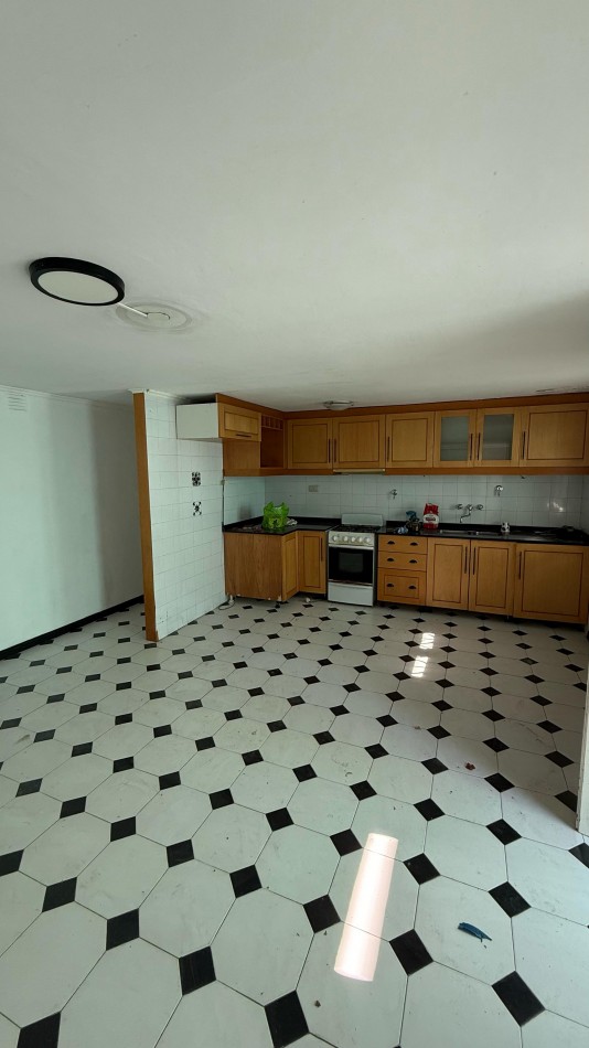 RETASADA 2 CASAS MUY AMPLIAS DE 2 DORMITORIOS CON COCHERAS Y PATIO EN NANSEN 686 