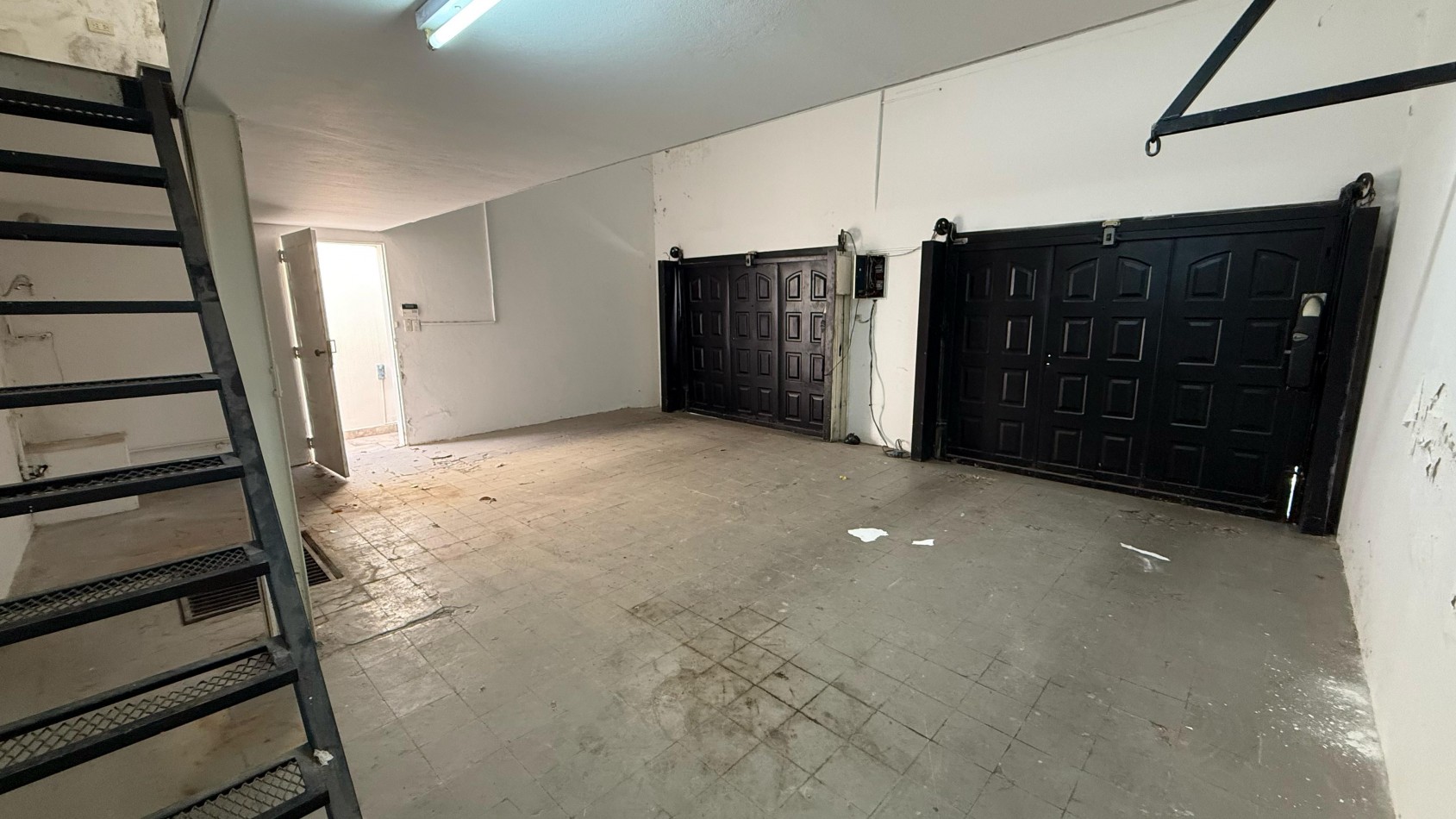 RETASADA 2 CASAS MUY AMPLIAS DE 2 DORMITORIOS CON COCHERAS Y PATIO EN NANSEN 686 