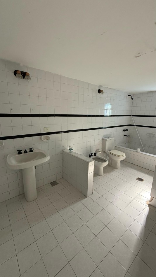 RETASADA 2 CASAS MUY AMPLIAS DE 2 DORMITORIOS CON COCHERAS Y PATIO EN NANSEN 686 