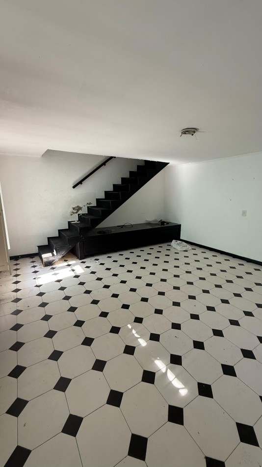 RETASADA 2 CASAS MUY AMPLIAS DE 2 DORMITORIOS CON COCHERAS Y PATIO EN NANSEN 686 