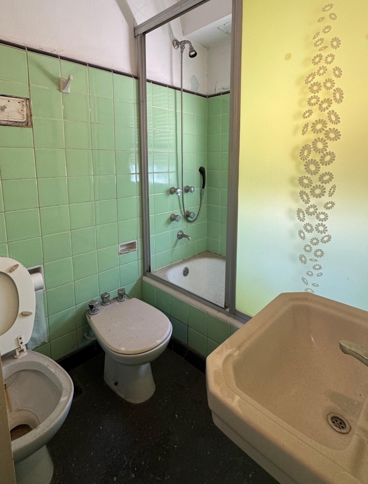 VENTA DEPARTAMENTO  2 o 3 DORMITORIOS EN SAN MARTIN Y GARAY a RECICLAR. OPORTUNIDAD DE INVERSION