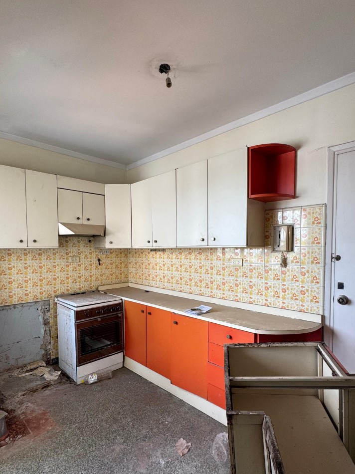 VENTA DEPARTAMENTO  2 o 3 DORMITORIOS EN SAN MARTIN Y GARAY a RECICLAR. OPORTUNIDAD DE INVERSION